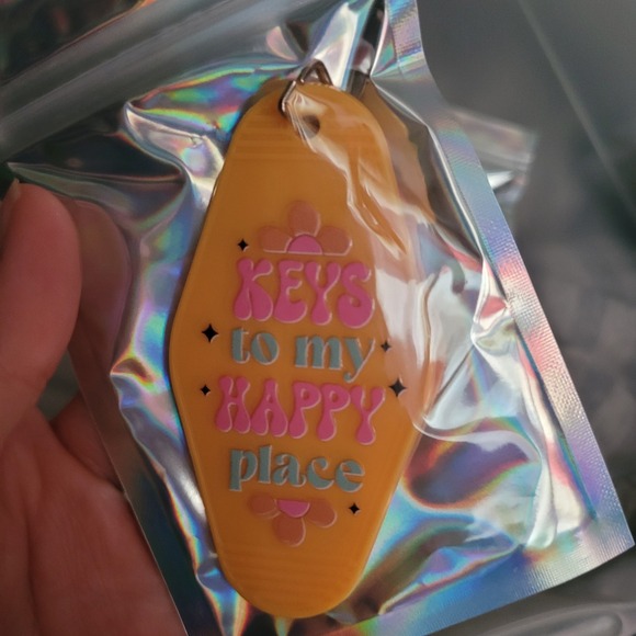 Retro Keys to my Happy Place Motel Keychain, Trendy Bag Charm, Novelty Gift - Picture 1 of 1